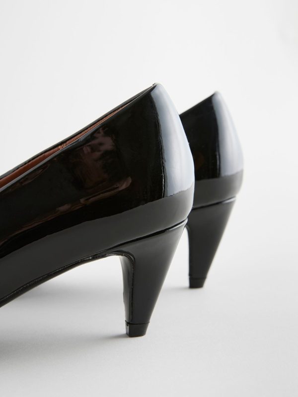 GO8447 Black Patent  Point Toe Peg Kitten Heels - Image 3
